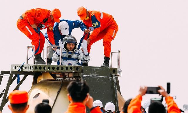 第七个中国航天日 回望历任航天员“巡天”飒爽英姿