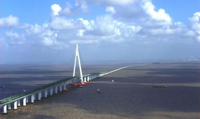 中国建造，杭州湾跨海大桥，全长约36千米，旅途中目睹海天一色