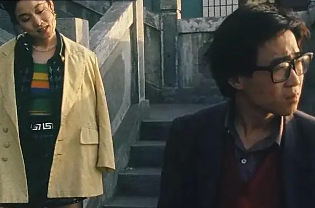 评《小武》：贾樟柯电影镜头里的“底色”与“自我表达”